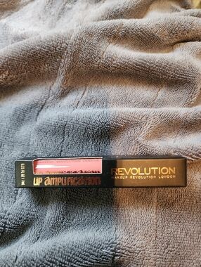 Sale🔥Makeup Revolution Lip Amplification Lipgloss  - Color In Epic Love